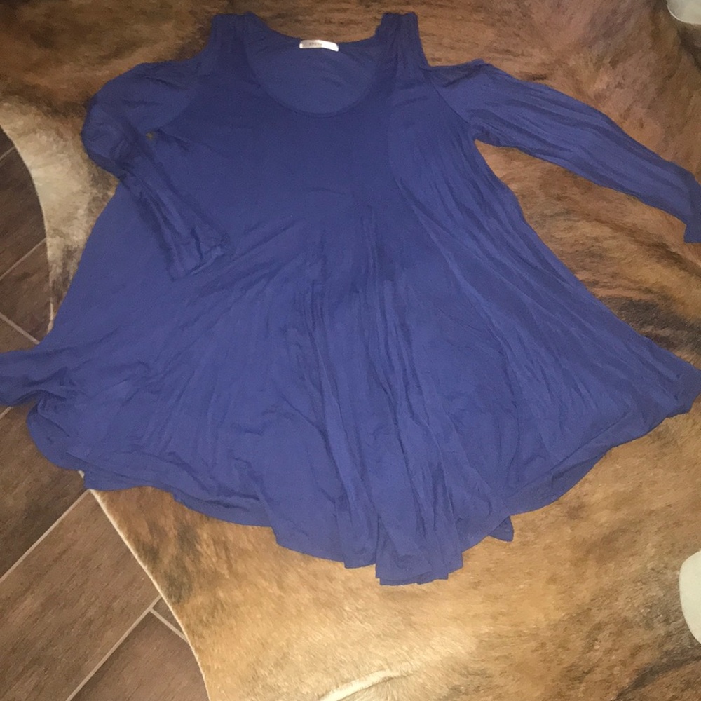Cold shoulder long sleeved tunic